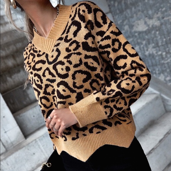 Camel tan v neck leopard print knit sweater - Picture 4 of 5